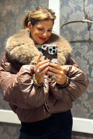 Stylish brown puffer coat featuring a warm, quilted design perfect for winter months. Includes a faux fur detachable neckline for added cosiness, giving you a warm yet stylish look for colder weather. 