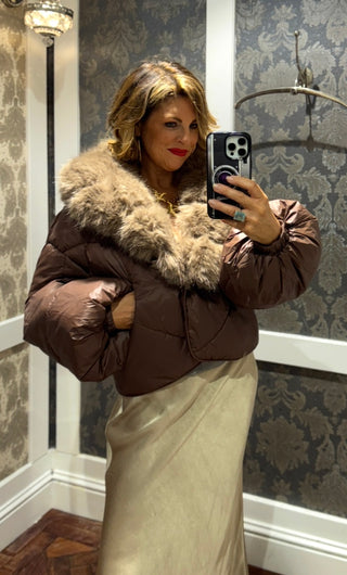 Stylish brown puffer coat featuring a warm, quilted design perfect for winter months. Includes a faux fur detachable neckline for added cosiness, giving you a warm yet stylish look for colder weather. 