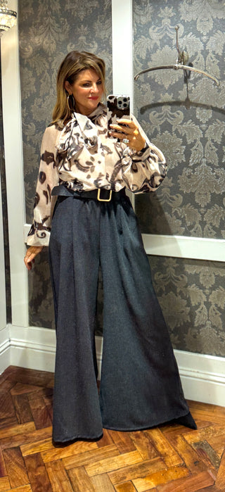 These grey straight leg belted trousers combine timeless elegance with practical warmth, perfect for winter wear. Crafted from a heavy, insulating fabric, they provide comfort against the cold while maintaining a refined silhouette. The tailored belt enhances the elasticated waistline for a polished look, making these trousers an ideal choice for sophisticated seasonal dressing.

