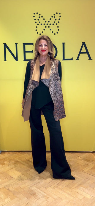 This luxurious sleeveless suede jacket combines a striking leopard and geometric print with a rich brown tone. Featuring a delicate raw hemmed collar, it offers a refined silhouette that enhances any outfit with subtle elegance. Ideal for adding a sophisticated layer to your look, this jacket balances bold patterns with graceful detailing.