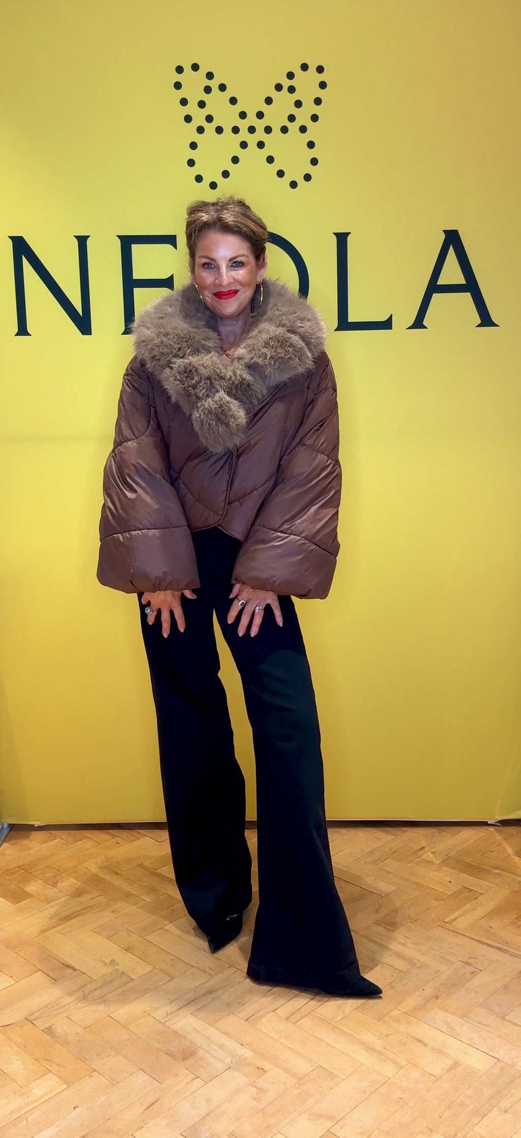 Stylish brown puffer coat featuring a warm, quilted design perfect for winter months. Includes a faux fur detachable neckline for added cosiness, giving you a warm yet stylish look for colder weather. 